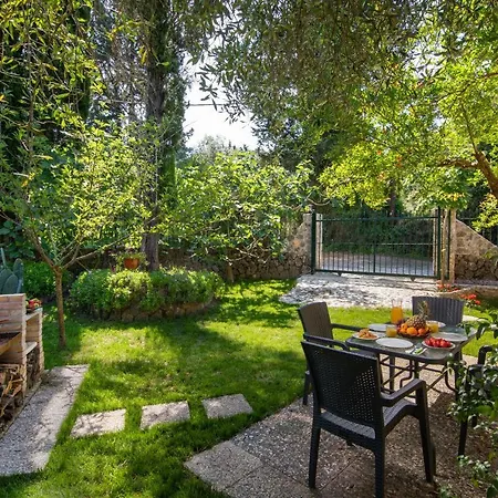 Holiday home The Pomegranate's Alepou